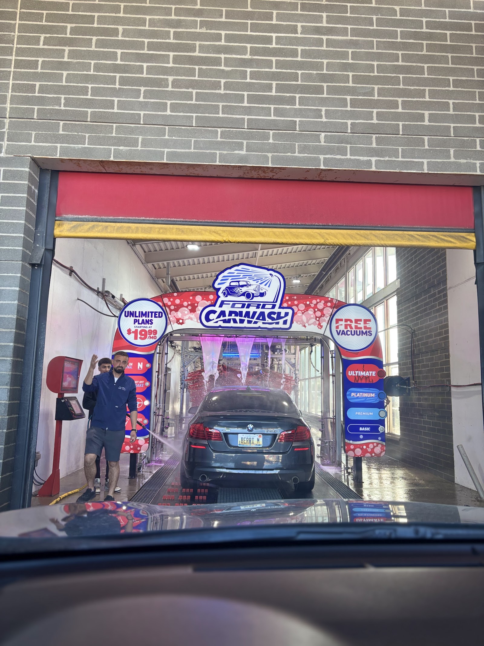 Ford Carwash in Dearborn Heights